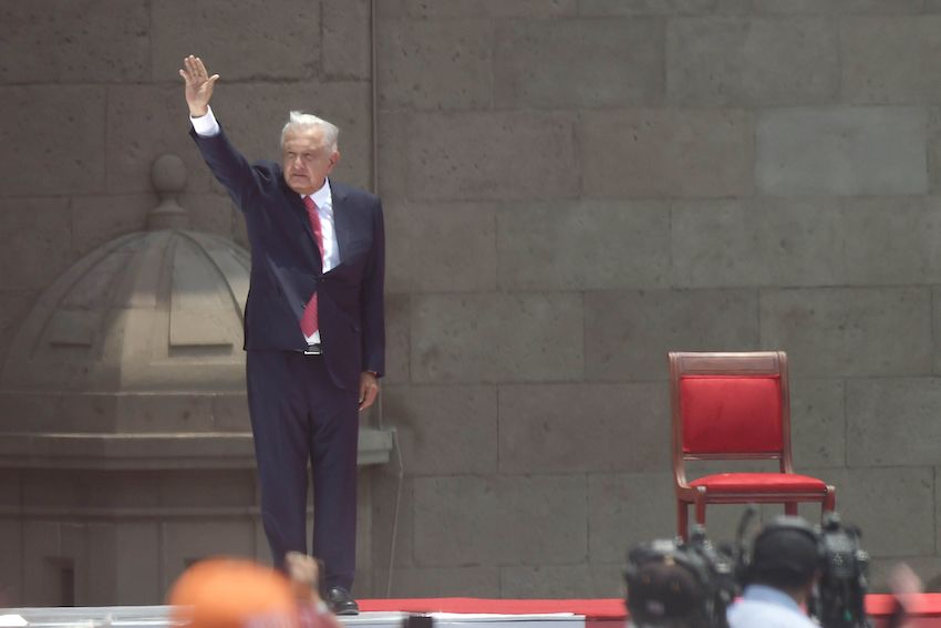 During his address, the president asked for a "show of hands" of those in favor of his proposed judicial reform. Most obliged.