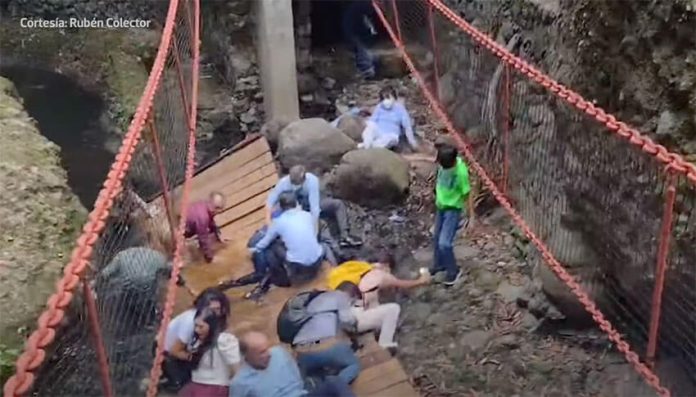The Cuernavaca bridge seconds after its collapse.